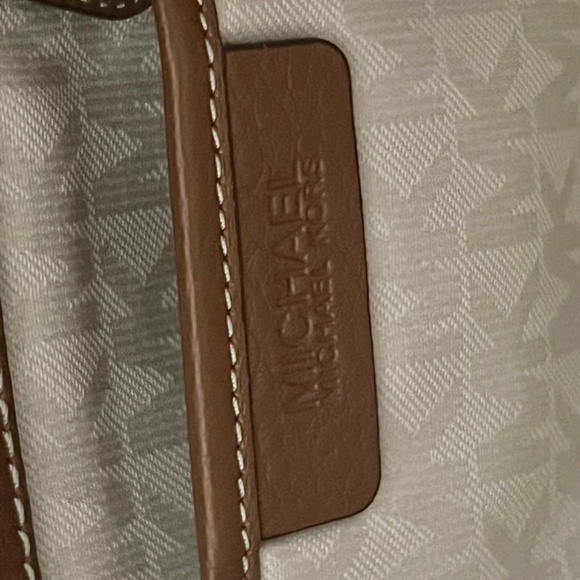 EUC Michael Kors Denim and leather shoulder bag!
Size- 14x11x6 - Picture 4 of 11